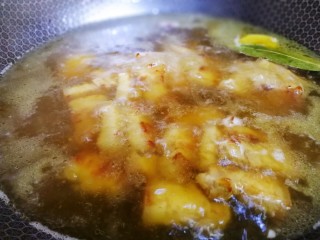 14、千张红烧肉,加足量的开水。