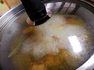 15、千张红烧肉,水开盖上锅盖，小火慢炖。