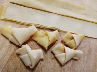 16、千张红烧肉,炖肉的时候准备千张，切粗长条，打结。