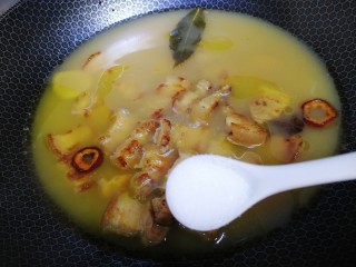 18、千张红烧肉,小火慢炖30分钟后，放一小勺盐，放山楂圈，盖上盖子小火再慢炖20分钟。