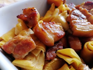 20、千张红烧肉,盛盘。