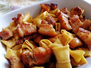 21、千张红烧肉,千张吸满了汤汁。