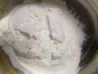 1、韭菜锅贴,一碗面粉。