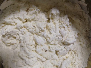 2、韭菜锅贴,加半碗凉水，搅拌成絮状。