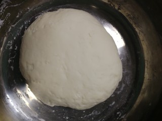 3、韭菜锅贴,揉成光滑面团，饧面30分钟。