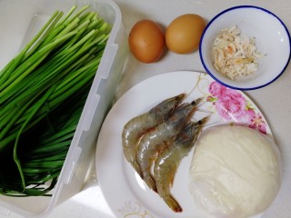 4、韭菜锅贴,准备要包的馅，韭菜摘好洗净，两个鸡蛋，虾，虾皮。
