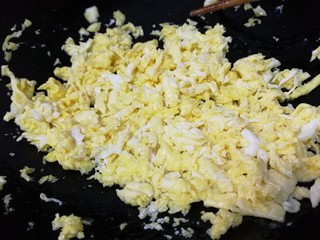 5、韭菜锅贴,热锅倒入适量油，油温热倒入打散的蛋液，中火筷子不停的搅拌，把鸡蛋划散成小块，关火。