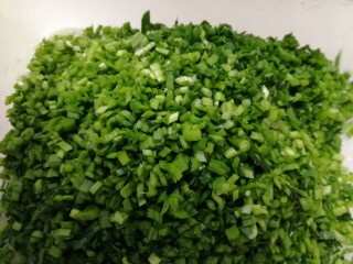 6、韭菜锅贴,韭菜切碎。