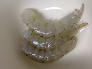 7、韭菜锅贴,虾洗净，挑去虾线，去头去壳。