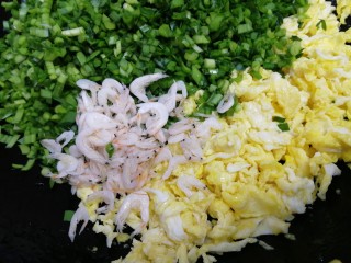 9、韭菜锅贴,把韭菜和虾皮放入煎过鸡蛋的锅里。