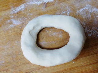 10、韭菜锅贴,面团中间戳一个洞，双收交替的把面团拉成环形。