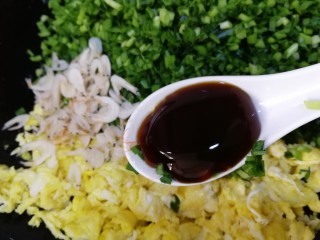 12、韭菜锅贴,开始调馅，放一勺蚝油。