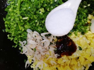 13、韭菜锅贴,一小勺盐。