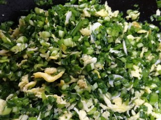 14、韭菜锅贴,翻拌均匀。