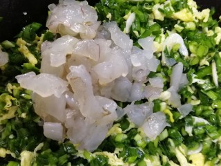 15、韭菜锅贴,放入虾肉，拌匀。