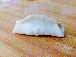 17、韭菜锅贴,中间捏紧，两边留口。
