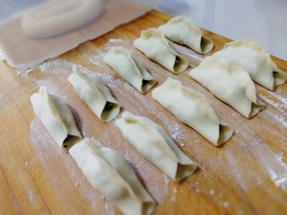 18、韭菜锅贴,面板上撒些面粉摆放，防粘。