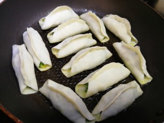 19、韭菜锅贴,平底锅倒入适量油，油温5成热放入生胚，中小火煎一分钟。