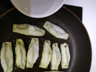 20、韭菜锅贴,底部微微上色后，倒入半小碗热水。