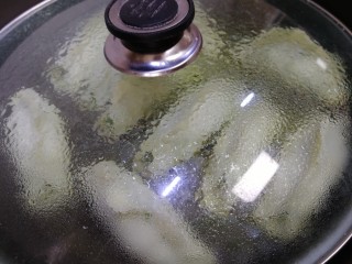 21、韭菜锅贴,盖上盖子中小火焖煎5分钟左右。