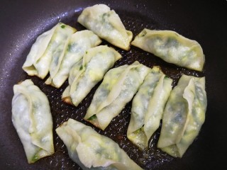 22、韭菜锅贴,煎至水干透，面皮透出绿色即可。