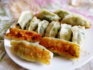 23、韭菜锅贴,底部酥脆。