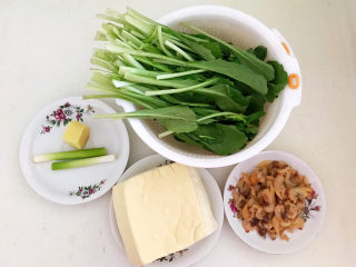 1、白菜炖豆腐,准备食材:北豆腐,小白菜,蚬子肉,鲜姜和小葱