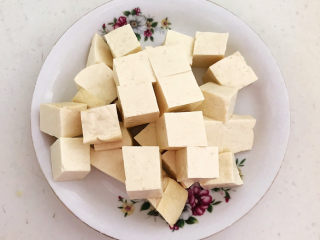 3、白菜炖豆腐,把北豆腐切成小块