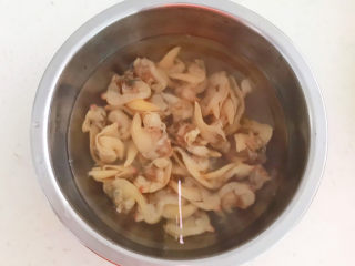 4、白菜炖豆腐,蚬子肉用冷水清洗干净