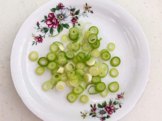 6、白菜炖豆腐,把小葱切成葱花