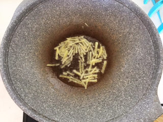 7、白菜炖豆腐,炒锅烧热后加入大豆色拉油,油烧热后加入姜丝炒出香味