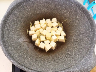 8、白菜炖豆腐,加入豆腐,翻炒1分钟