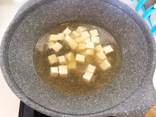 9、白菜炖豆腐,加入开水,大火烧开后煮5分钟