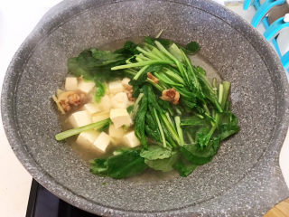 11、白菜炖豆腐,加入小白菜,烧开即可