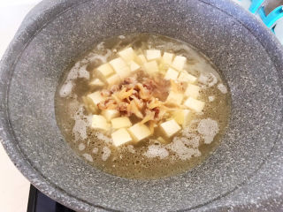 10、白菜炖豆腐,加入蚬子肉,烧5分钟