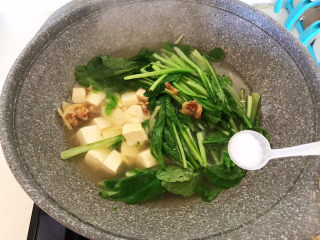 12、白菜炖豆腐,加入精盐调匀