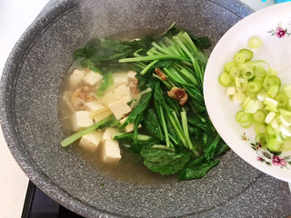 13、白菜炖豆腐,加入葱花