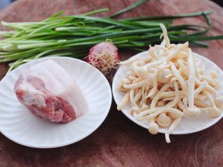 1、花肉白玉菇小炒,韭菜摘洗干净，白玉菇洗净，五花肉从冰柜里拿出来解冻。