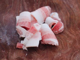 2、花肉白玉菇小炒,五花肉切成薄片。