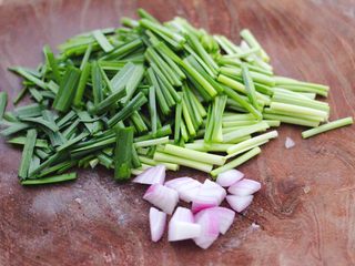 3、花肉白玉菇小炒,洗净的韭菜切段，小葱头切碎块。