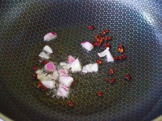 5、花肉白玉菇小炒,另起锅烧热后，倒入花生油烧至六成热时，先小火炸香花椒，再爆香小葱头。