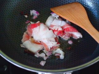 6、花肉白玉菇小炒,这个时候放入五花肉，大火快速翻炒片刻。