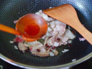 7、花肉白玉菇小炒,倒入料酒提味。