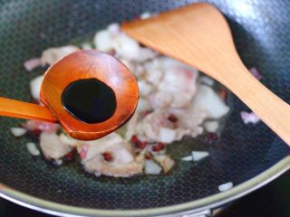 8、花肉白玉菇小炒,再倒入生抽调味调色。