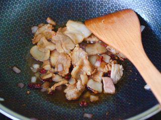 9、花肉白玉菇小炒,大火继续翻炒至花肉，断生变色的时候。