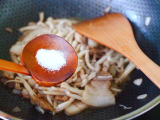 11、花肉白玉菇小炒,根据个人口味，加入适量的盐调味。