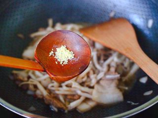 12、花肉白玉菇小炒,再放入鸡精增加口感。