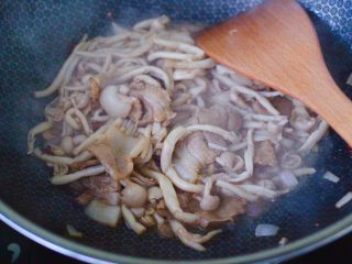 13、花肉白玉菇小炒,大火继续翻炒至所有的食材变软。
