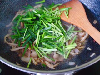 14、花肉白玉菇小炒,加入切段的韭菜。