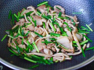 15、花肉白玉菇小炒,大火翻炒至韭菜变色断生，即可关火。